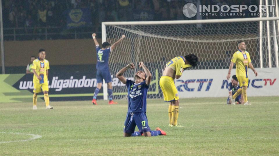Pemain Persib Bandung Ferdinand Sinaga (depan) meluapkan rasa syukur usai timnya memastikan diri lolos ke final ISL 2014 usai mengalahkan Arema 3-1.